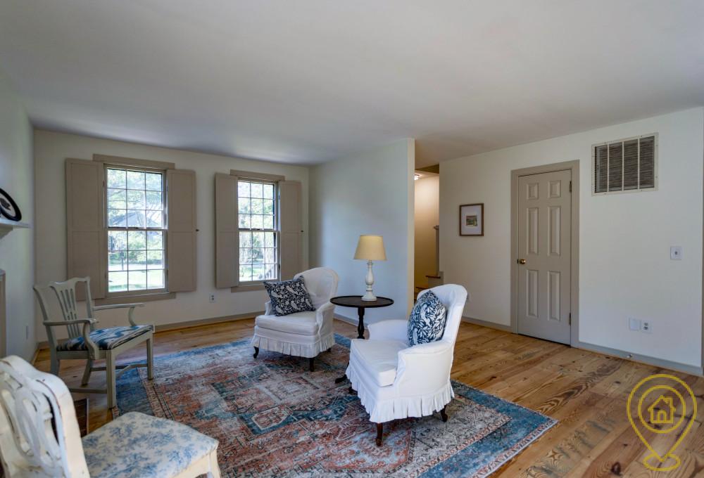 Selling Charming Colonial in Birdfield